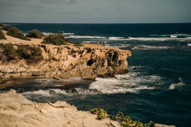 Poipu, Kauai, Hawaii, ABD 'deki Mahaulepu Heritage Trail' in uçurumlarından Pasifik Okyanusu manzarası. Yüksek kalite fotoğraf
