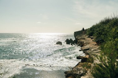 Poipu, Kauai, Hawaii, ABD 'deki Mahaulepu Heritage Trail' in uçurumlarından Pasifik Okyanusu manzarası. Yüksek kalite fotoğraf