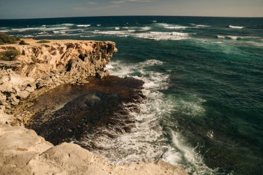Poipu, Kauai, Hawaii, ABD 'deki Mahaulepu Heritage Trail' in uçurumlarından Pasifik Okyanusu manzarası. Yüksek kalite fotoğraf