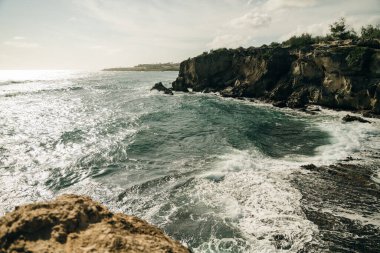 Poipu, Kauai, Hawaii, ABD 'deki Mahaulepu Heritage Trail' in uçurumlarından Pasifik Okyanusu manzarası. Yüksek kalite fotoğraf