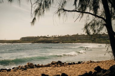 Poipu, Kauai, Hawaii, ABD 'deki Mahaulepu Heritage Trail' in uçurumlarından Pasifik Okyanusu manzarası. Yüksek kalite fotoğraf