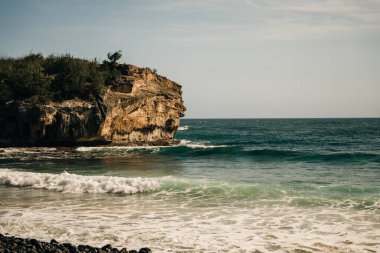 Poipu, Kauai, Hawaii, ABD 'deki Mahaulepu Heritage Trail' in uçurumlarından Pasifik Okyanusu manzarası. Yüksek kalite fotoğraf