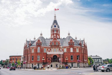 Stratford, Ontario 'daki tarihi merkezde saat kulesi olan kırmızı tuğlalı belediye binası - sep 2022. Yüksek kalite fotoğraf