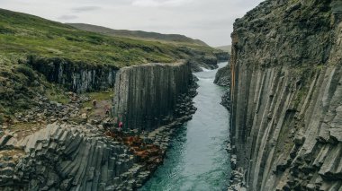 Studlagil Kanyonu 'nda fantastik bir yaz günbatımı. Jokulsa Bru nehrinin inanılmaz akşam manzarası. Yüksek kalite fotoğraf