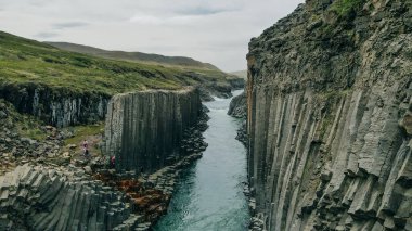 Studlagil Kanyonu 'nda fantastik bir yaz günbatımı. Jokulsa Bru nehrinin inanılmaz akşam manzarası. Yüksek kalite fotoğraf
