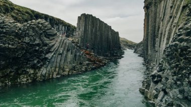 Studlagil Kanyonu 'nda fantastik bir yaz günbatımı. Jokulsa Bru nehrinin inanılmaz akşam manzarası. Yüksek kalite fotoğraf