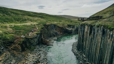 Studlagil Kanyonu 'nda fantastik bir yaz günbatımı. Jokulsa Bru nehrinin inanılmaz akşam manzarası. Yüksek kalite fotoğraf
