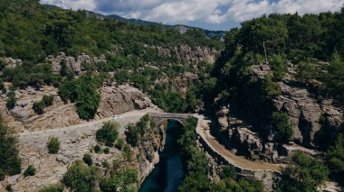 Koprucay nehir geçidi üzerindeki antik kemer köprüsü Türkiye 'deki Koprulu Milli Parkı' nda. - Evet. Yüksek kalite fotoğraf
