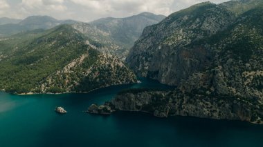 Green Canyon 'daki baraj gölü. Taurus Dağları 'na ve turkuaz suya güzel bir manzara. Hindi. Yüksek kalite fotoğraf