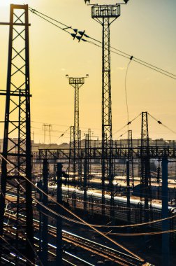 Tren rayları gün batımında, Rusya 'da. Yüksek kalite fotoğraf