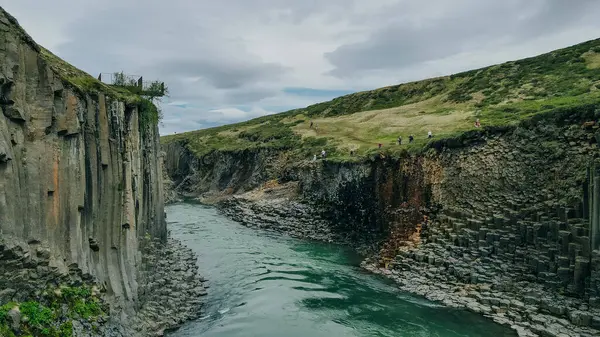 Studlagil Kanyonu 'nda fantastik bir yaz günbatımı. Jokulsa Bru nehrinin inanılmaz akşam manzarası. Yüksek kalite fotoğraf