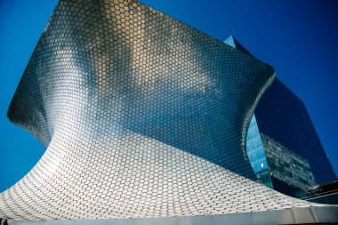 Mexico City, Meksika - Soumaya Müzesi girişin sol tarafından görüldü. Yüksek kalite fotoğraf