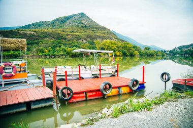 Plastik yüzgeçli, paletli ve ipli ev yapımı bir sal. Yüksek kalite fotoğraf