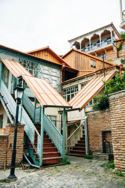 Georgia 'nın eski Tiflis kasabasında ahşap balkonlu renkli geleneksel evler - sep 2022. Yüksek kalite fotoğraf