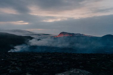 Fagradalsfjall, İzlanda - Haziran 2021: İzlanda, Reykjavik yakınlarında volkan patlaması. Yüksek kalite fotoğraf