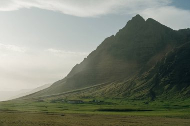 Gün batımında İzlanda 'da Stoksnes Burnu' nda Vestrahorn Dağı. İnanılmaz İzlanda deniz manzarası. Yüksek kalite fotoğraf