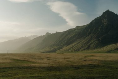 Gün batımında İzlanda 'da Stoksnes Burnu' nda Vestrahorn Dağı. İnanılmaz İzlanda deniz manzarası. Yüksek kalite fotoğraf