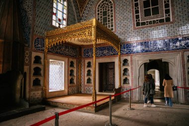 ISTAMBUL, TURKEY - SEP 2022: Bu Topkapı Sarayı Harem salonu. Yüksek kalite fotoğraf