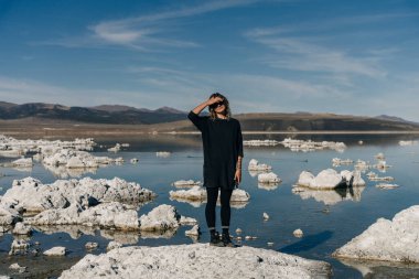 Kaliforniya, Mono Gölü 'ndeki su yüzeyine yansıyan Tufa kolonları. Yüksek kalite fotoğraf