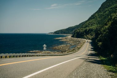 Quebec 'teki St. Lawrence nehri kıyısında bir otoyol. Yüksek kalite fotoğraf