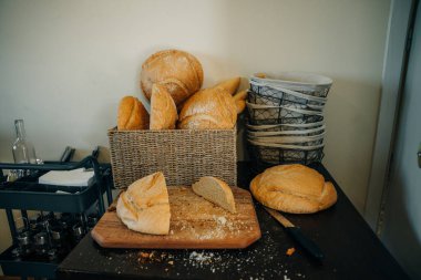Fotokopi alanı olan ahşap bir atölyede taze pişmiş lezzetli ekmek, sağlıklı beslenme konsepti, düz yatak. Yüksek kalite fotoğraf