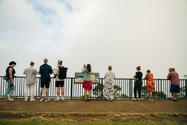 Kanyon gözcüleri Kauais renkli kanyonuna ziyaretçiler için kavak ağacı alanıdır. kauai, hawaii - sep 2022. Yüksek kalite fotoğraf
