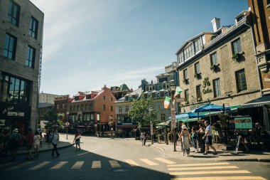 QUEBEC CITY, CANADA - SEP 2022 Old Street, şehir merkezinde. Yüksek kalite fotoğraf
