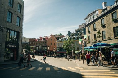 QUEBEC CITY, CANADA - SEP 2022 Old Street, şehir merkezinde. Yüksek kalite fotoğraf