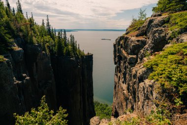 Kuzey Ontario 'daki Uyuyan Dev İl Parkı' nda uyuyan devin tepesindeki asansör kaya oluşumları. Yüksek kalite fotoğraf