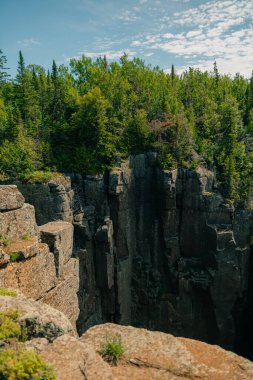 Kuzey Ontario 'daki Uyuyan Dev İl Parkı' nda uyuyan devin tepesindeki asansör kaya oluşumları. Yüksek kalite fotoğraf