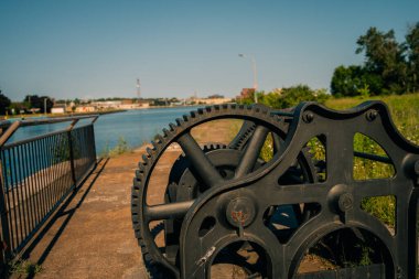 Sault Ste. Marie, ON, Kanada-30 Haziran 2022 Soo Locks rıhtımındaki tarihi bina. - Evet. Yüksek kalite fotoğraf