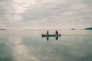 Batchawana Körfezi İl Parkı. Sonbaharda Sault Sainte Marie yakınlarında bir sahil. Yüksek kalite fotoğraf