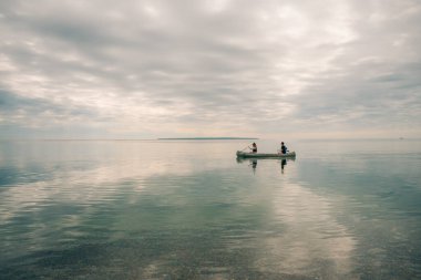 Batchawana Körfezi İl Parkı. Sonbaharda Sault Sainte Marie yakınlarında bir sahil. Yüksek kalite fotoğraf