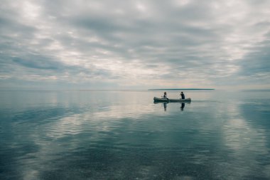 Batchawana Körfezi İl Parkı. Sonbaharda Sault Sainte Marie yakınlarında bir sahil. Yüksek kalite fotoğraf