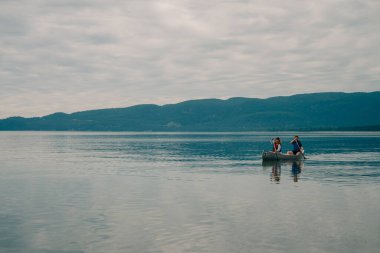 Batchawana Körfezi İl Parkı. Sonbaharda Sault Sainte Marie yakınlarında bir sahil. Yüksek kalite fotoğraf