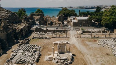 Antik Kenar Kenti. İskele. Yarımada. Hindi. Manavgat. Antalya. Türkiye 'nin en büyük amfitiyatrosu. - Evet. Yüksek kalite fotoğraf