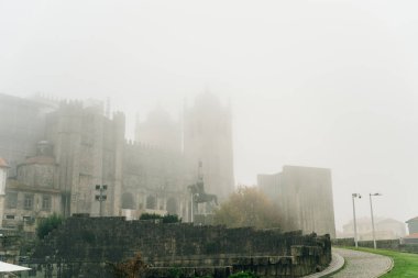 Porto, Portekiz 'in Romanesque Katedrali, Porto şehrinin tarihi merkezinde yer alan bir Roma Katolik kilisesidir. Yüksek kalite fotoğraf