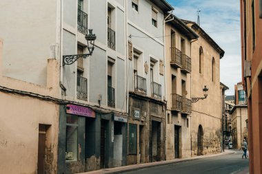 İspanya 'nın La Rioja kentindeki Saint James yolu üzerindeki Najera Köprüsü - Eylül, 2021. Yüksek kalite fotoğraf