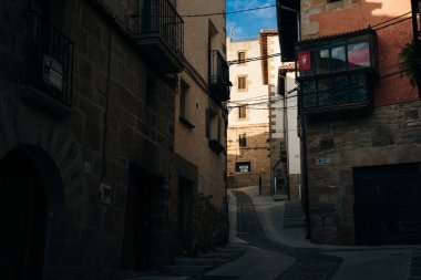 Santiago 'ya giden Hacı Yolu, gün doğumunda Cirauqui. İspanya. Yüksek kalite fotoğraf