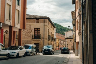 İspanya 'nın La Rioja kentindeki Saint James yolu üzerindeki Najera Köprüsü - Eylül, 2021. Yüksek kalite fotoğraf