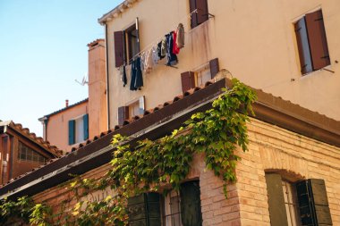 İtalya - Kasım, 2021. Venedik 'in şehir ve mimarisi. Şehir kanalı ve üzerinde tekneler. Yüksek kalite fotoğraf
