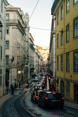 Lizbon, Portekiz - Aralık, 2021 Lizbon, Portekiz sokaklarında insanlar. Yüksek kalite fotoğraf