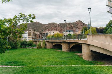 İspanya 'nın La Rioja kentindeki Saint James yolu üzerindeki Najera Köprüsü - Eylül, 2021. Yüksek kalite fotoğraf