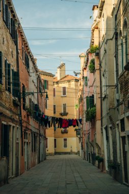 Venedik, İtalya 'da turistik olmayan bir cadde. Çamaşırlar caddede asılı. Yüksek kalite fotoğraf