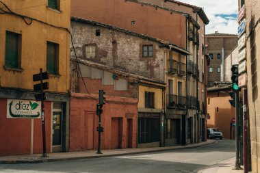 İspanya 'nın La Rioja kentindeki Saint James yolu üzerindeki Najera Köprüsü - Eylül, 2021. Yüksek kalite fotoğraf