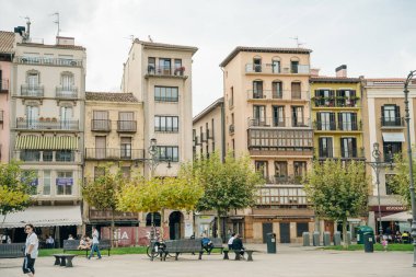 Pamplona Navarra - Plaza del Castillo meydanı yağmurdan sonra dramatik bir gökyüzü. Yüksek kalite fotoğraf
