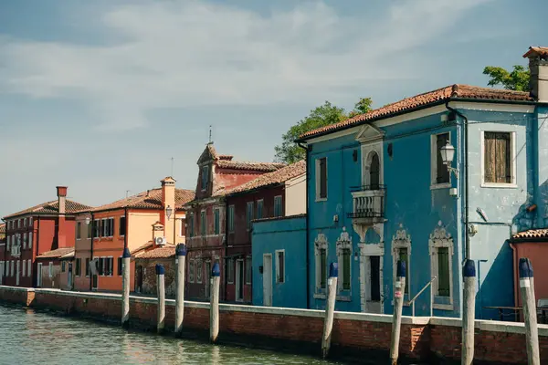 San Michele Arcangelo çan kulesi ve Mazzorbo, Venedik 'in renkli evleri. Yüksek kalite fotoğraf