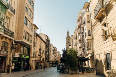 LOGRONO, İSPAN - No, 2021 Narrow Caddesi, restoranları olan. Logrono, İspanya. Yüksek kalite fotoğraf