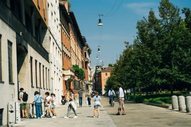 Milano, İtalya 'nın merkezinde antik binaların olduğu cadde - Kasım, 2021. Yüksek kalite fotoğraf