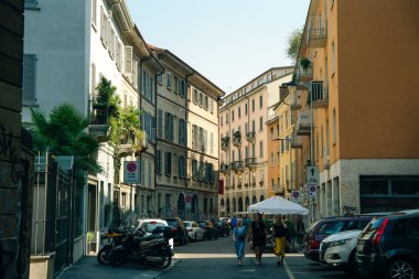 Milano, İtalya 'nın merkezinde antik binaların olduğu cadde - Kasım, 2021. Yüksek kalite fotoğraf